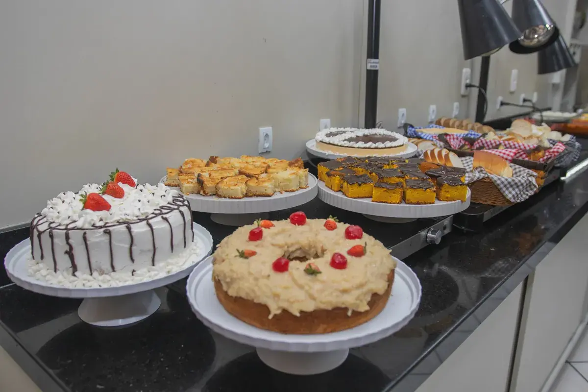 Buffet com pratos variados