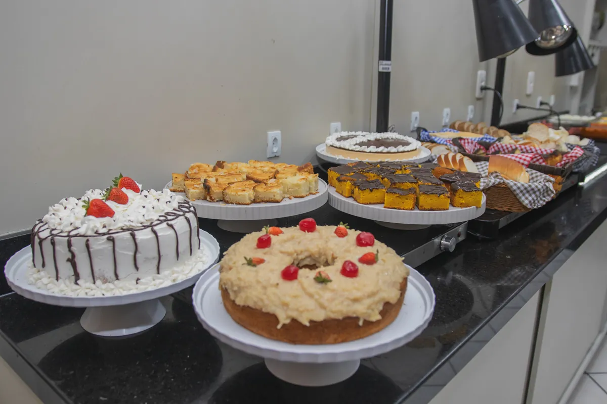 Buffet com pratos variados
