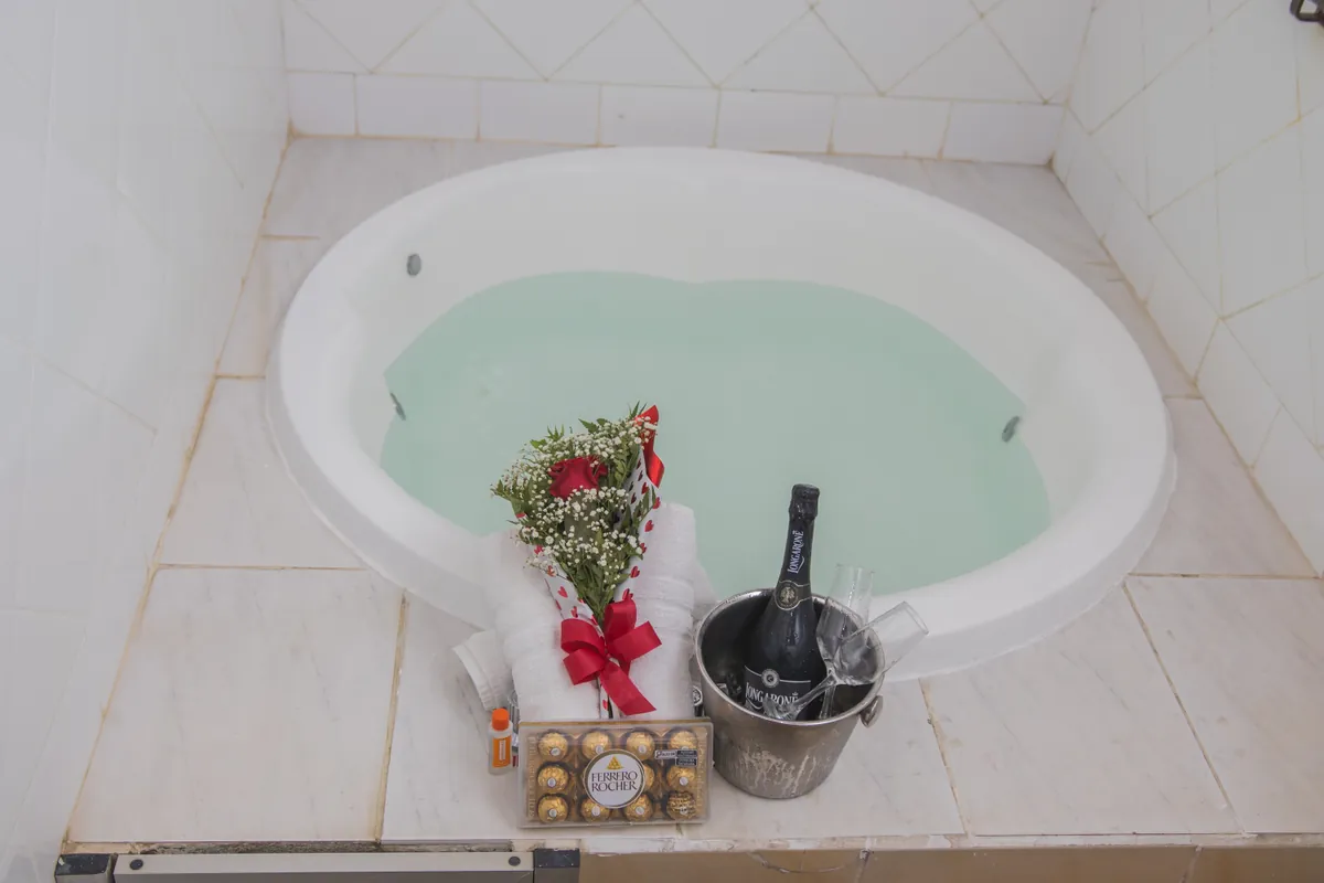 Hidromassagem vista superior com espumante